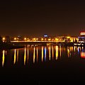 Wieczorne long-exposure z Krakowa, a na nim Wisła z Mostem Dębnickim, a zaraz obok Jubilat - chyba najstarszy w mieście dom handlowy. Prawda, że światła odbijające się w wodzie przypominają nieco płomienie z gigantycznych palników? :)