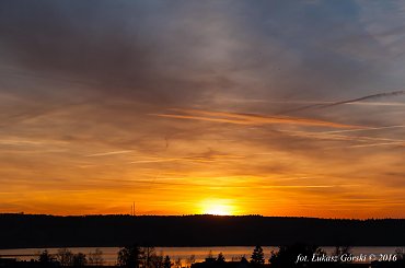 Zachód słońca nad jeziorem #jezioro #zachód #słońca #chmury #Chojnice
