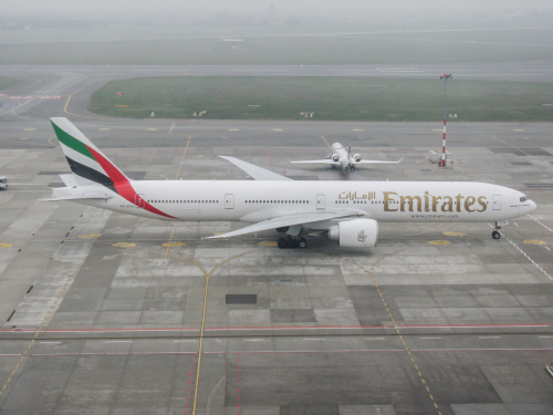 Boeing 777 Emirates widziany z wieży kontroli lotów