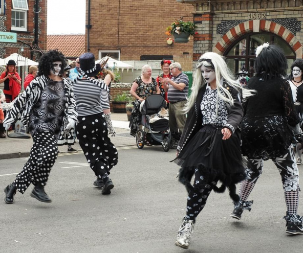 Witam po przerwie:)
W Sheringham /Norfolk Anglia/ co roku jest Festival tancow ludowych-tzw Morris Dancing .Przyjezdzaja ciekawe kolorowe zespoly i tancza na ulicach.Fajna muzyka ,fajna zabawa.